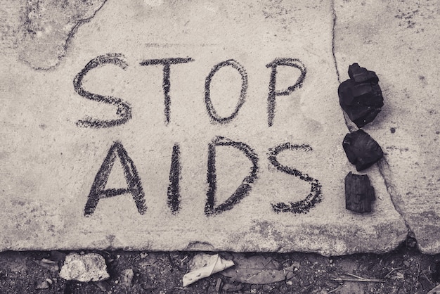Stop Aids, texte écrit à la main par le chacoal noir.