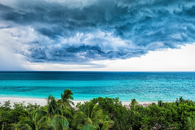 Stormcloud sur l'océan et le littoral