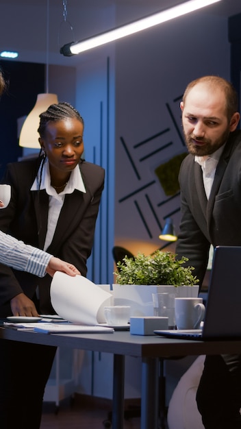 Stratégie de gestion de résolution de travail d'équipe diversifiée en analysant les graphiques de l'entreprise à l'aide d'un ordinateur tout en ...