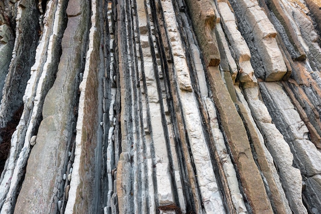 Strates rocheuses, détail de fond de texture géologique à Zumaia, Pays Basque, Espagne.