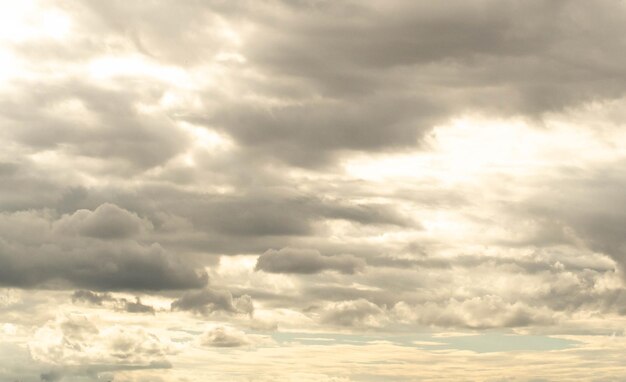 Stratocumulus froid aux heures d'or La lumière du soleil à travers les nuages Temps de vacances météo saison abstraite