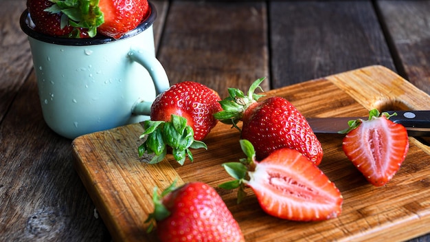 StrawberrHarvest fraises maison en faïence sur une vieille table en bois Cuisiner dans la cuisine