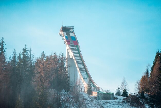 Strbske pleso (station de ski du lac Strbske en hiver avec domaine enneigé des Hautes Tatras.