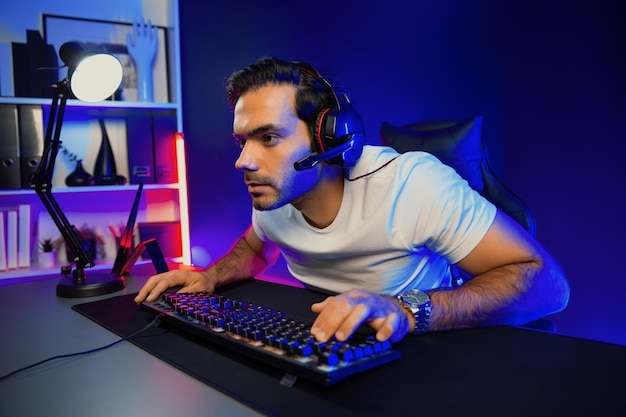 Streamer de visage sérieux concentrant le joueur de jeu essayant de passer le niveau de supposition