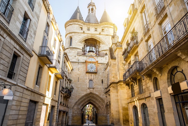 Stree view sur la grande horloge de la ville de Bordeaux pendant la lumière du matin en France