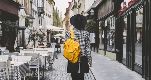 Street look girl in the city Tourist avec sac à dos fait du tourisme dans les rues de Ljubljana Slovénie