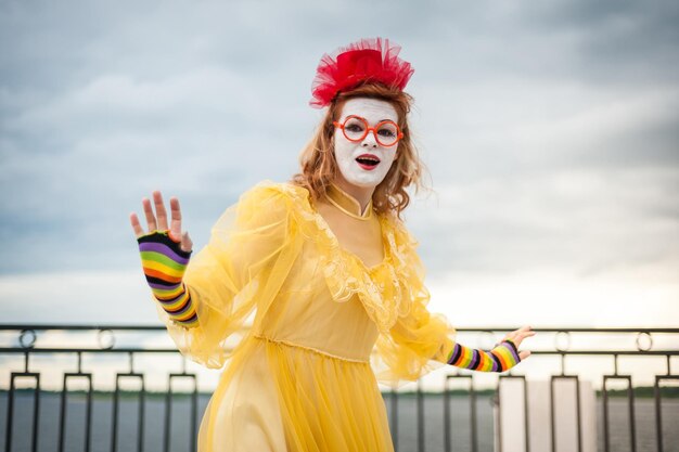 Street MIME essayant de flotter dans les airs