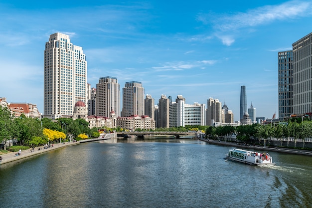 Street View de l'architecture moderne le long de la rivière Haihe à Tianjin