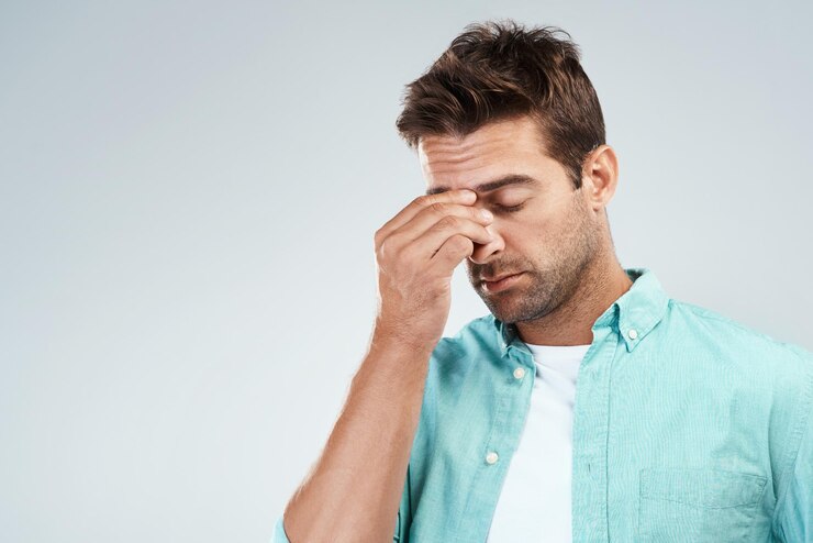 Photo stress douleur et l'homme avec une migraine en studio pour le risque de santé épuisement et frustré pour le brouillard du cerveau massage du temple du gars et maux de tête pour la crise de la dette problème financier et erreur par fond blanc