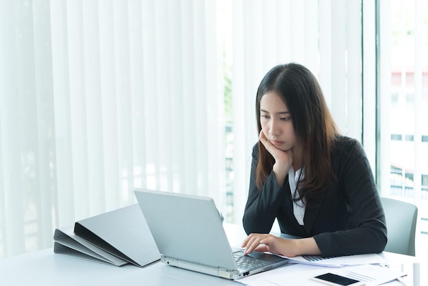 Stress d'une femme d'affaires asiatique due à un travail acharné