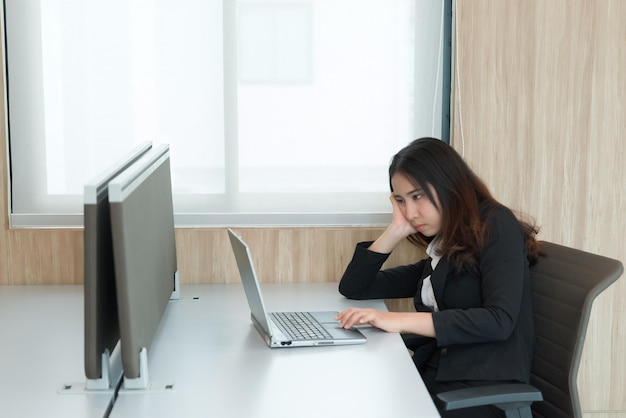 Stress d'une femme d'affaires asiatique due à un travail acharné