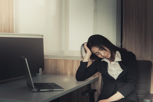 Stress d'une femme d'affaires asiatique due à un travail acharné