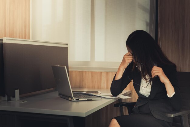 Stress d'une femme d'affaires asiatique due à un travail acharné