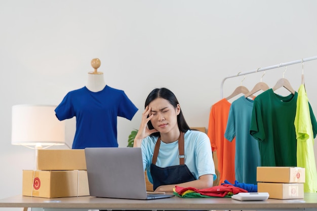 Stress femme asiatique sérieuse faisant des affaires de vêtements vendant en ligne elle utilisant un ordinateur portable vente en ligne marketing livraison PME ecommerce télémarketing concept