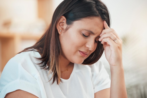 Le stress et les maux de tête des femmes liés à l'échec de l'entreprise tout en luttant contre la santé mentale et l'épuisement Délai de migraine et entrepreneur stressé se sentant surmené et stressé au travail