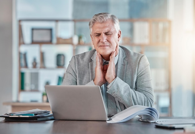 Stress santé et homme d'affaires malade souffrant de douleurs à la gorge, d'inconfort et d'inflammation Burnout covid et employé senior avec un problème de grippe virale et froid tout en travaillant avec des amygdales enflées au travail