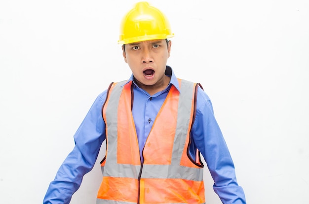 stress sur le travail travailleur de la construction dans une expression folle et furieuse. travailleur masculin asiatique criant fortement.