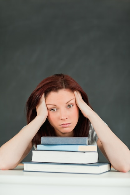 Stressé étudiant dans une salle de classe