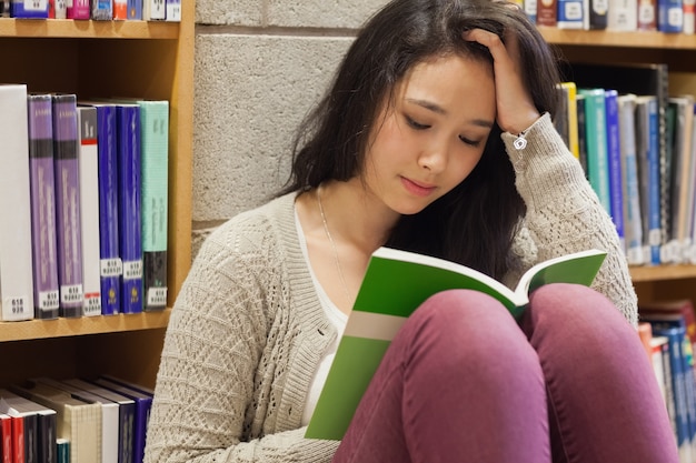 Stressé étudiant lisant un livre