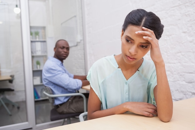 Photo stressé femme d'affaires décontractée avec collègue derrière lui