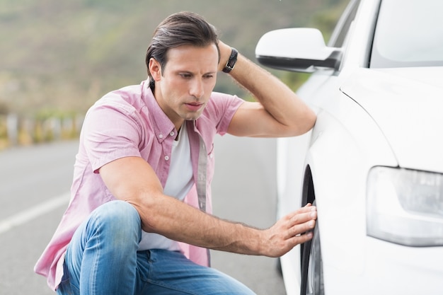 Stressé homme regardant la roue