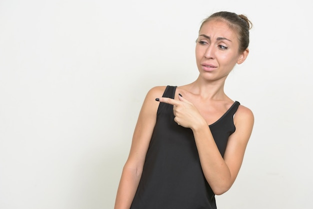 Stressé jeune femme aux cheveux bruns à la dégoûté