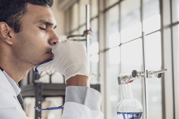 Stressé de la recherche médicale scientifique mène des expériences en laboratoire.