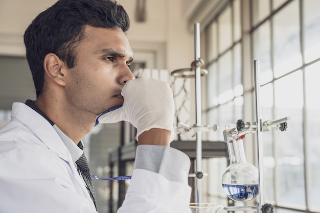 Stressé de la recherche médicale scientifique mène des expériences en laboratoire.