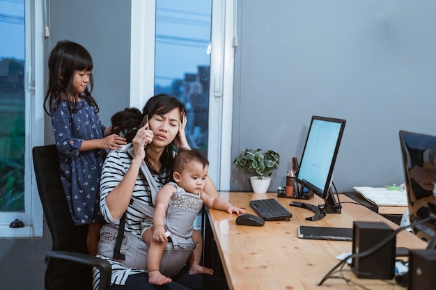 Stresser la mère tout en travaillant à domicile