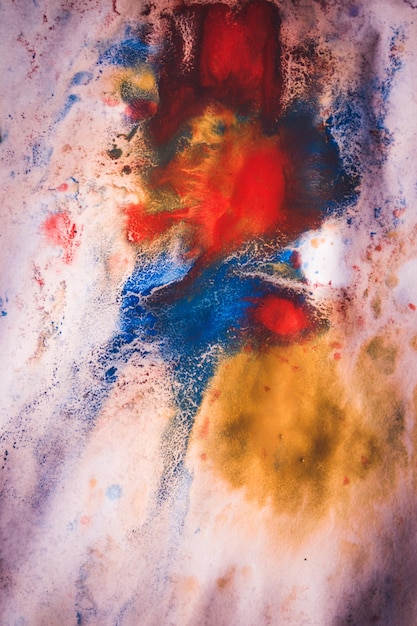 Stries séchées de peinture multicolore avec des fissures