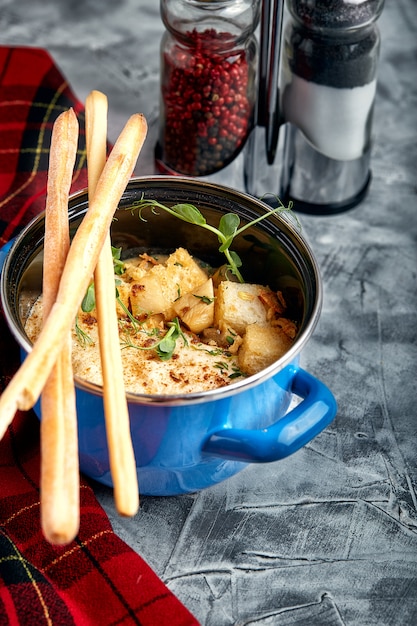 Stroganoff au boeuf avec purée de pommes de terre en pot