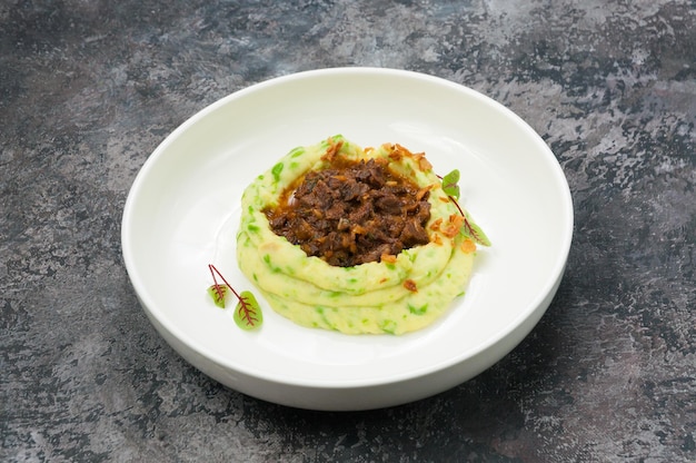 Stroganoff de boeuf avec purée de pommes de terre et petits pois