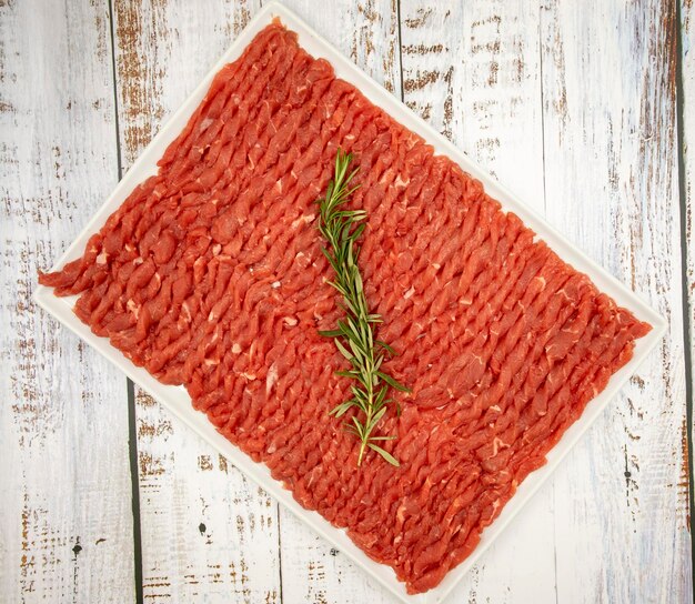 Stroganoff cru ou julienne de veau sur fond de bois Vue de dessus