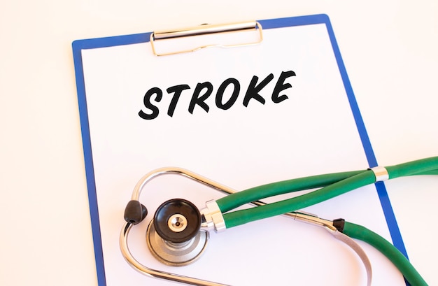 STROKE - texte sur dossier médical avec documents et stéthoscope