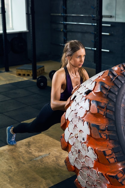 Strong Woman Flipping Tire dans CrossFit