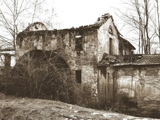 Photo structure abandonnée contre un ciel dégagé