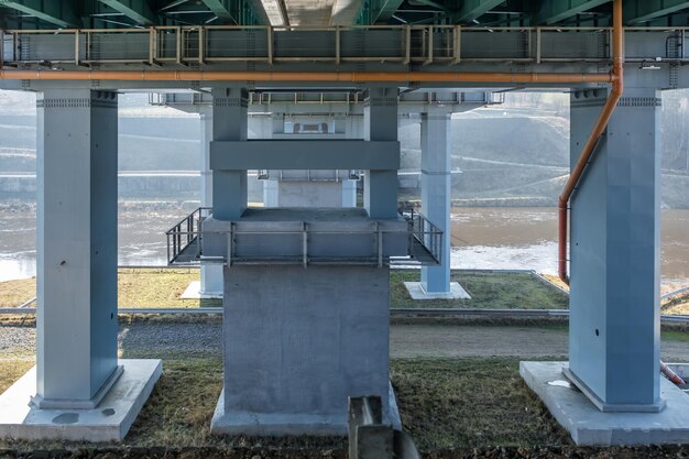 Photo structure en acier et en béton énorme pont pour voitures sur la large rivière