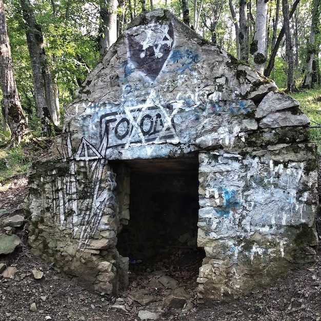 Une structure en béton avec des graffitis sur la pente du mont Beshtau. Piatigorsk, Russie.