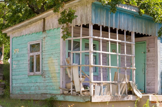 Structure en bois abandonnée dans la forêt