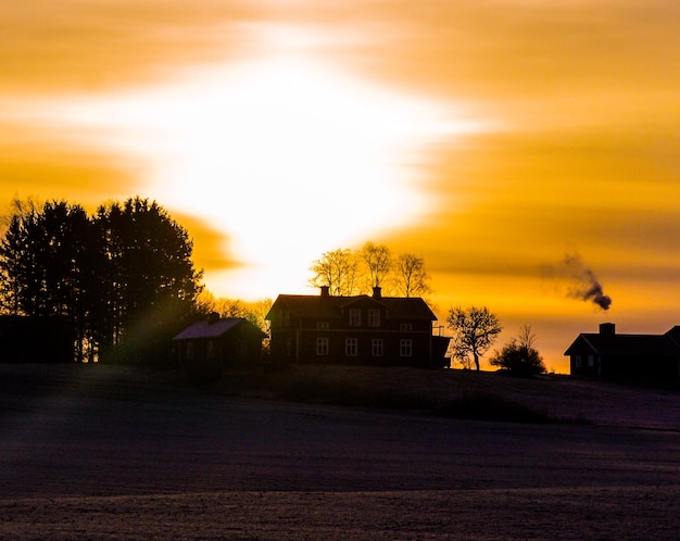 Photo structure construite au coucher du soleil