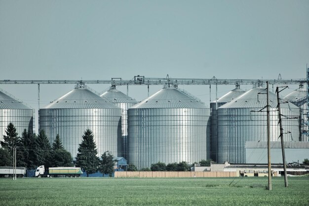 Photo structure construite sur un champ contre un ciel dégagé