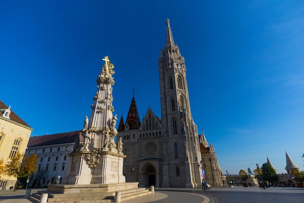 Structure construite contre un ciel bleu clair