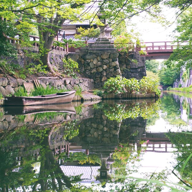 Photo structure construite dans le parc près du lac