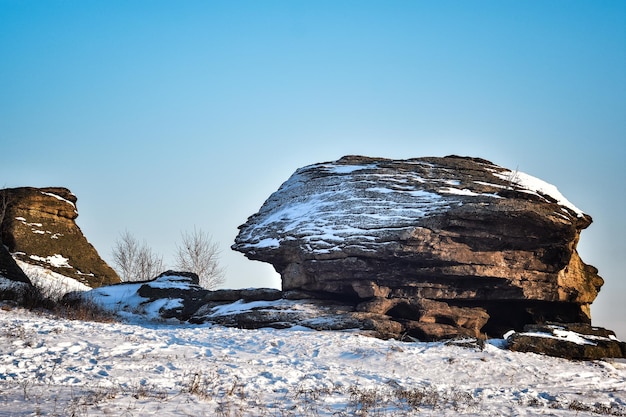 Photo une structure construite sur la neige contre un ciel bleu clair