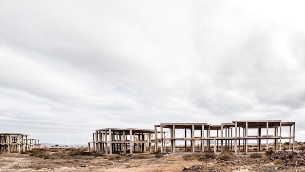 Structure construite sur la plage contre le ciel