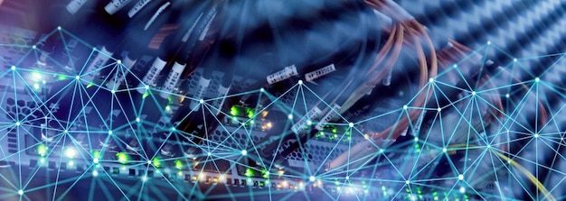 Structure du réseau mondial de télécommunications et concept de mise en réseau sur fond de serveur panoramique