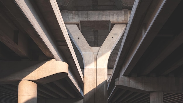 Photo structure de fondation en béton de l'autoroute surélevée avec lumière et ombre sur la surface