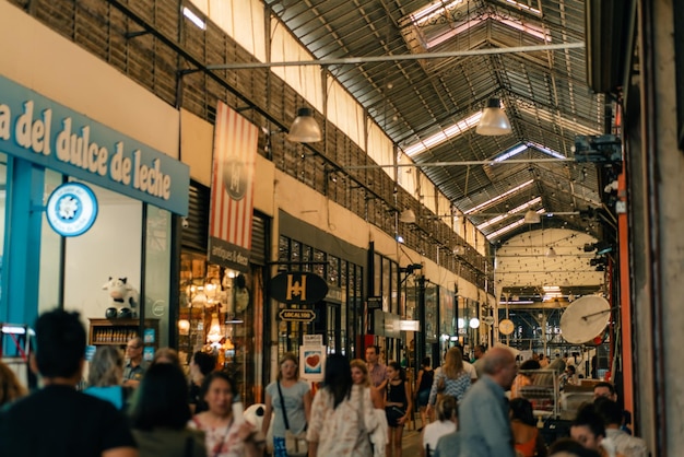 La structure métallique intérieure du marché de San Telmo à Buenos Aires, en Argentine