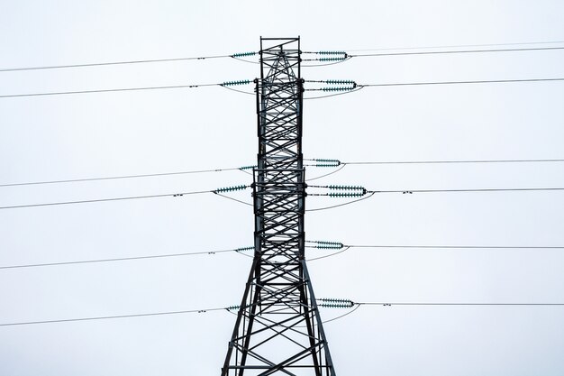 Structure métallique d'une tour électrique par temps nuageux