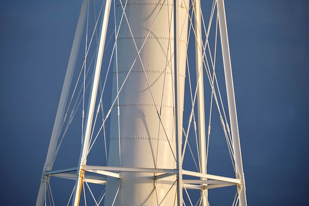 Photo structure à ossature métallique d'une haute tour industrielle renforcée de barres d'acier